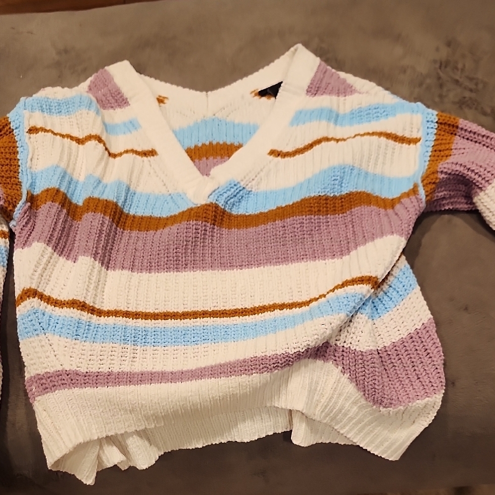Rue21 White and Purple V-Neck Sweater with Ribbed Knit